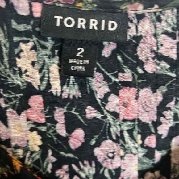 Torrid size 2 Black flowered blouse - Picture 3 of 6